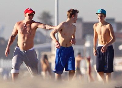 01.04 | Justin Bieber na praia com Jeremy Bieber em Los Angeles
