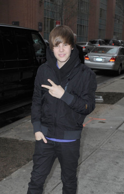 23.03 | Justin Bieber deixando os estúdios do The View