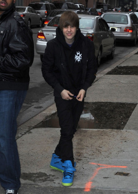 23.03 | Justin Bieber deixando os estúdios do The View