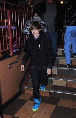 23.03 | Justin Bieber deixando os estúdios do The View