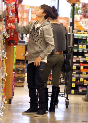 14.01 | Justin fazendo compras em Los Angeles
