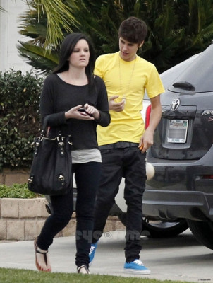 16.01 | Justin Bieber saindo da casa de um amigo em Los Angeles