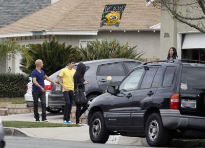 16.01 | Justin Bieber saindo da casa de um amigo em Los Angeles