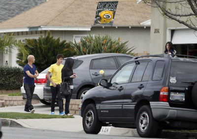 16.01 | Justin Bieber saindo da casa de um amigo em Los Angeles