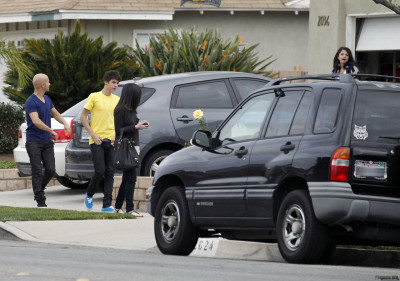 16.01 | Justin Bieber saindo da casa de um amigo em Los Angeles