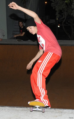 02.04 | Justin Bieber andando de skateem Miami
