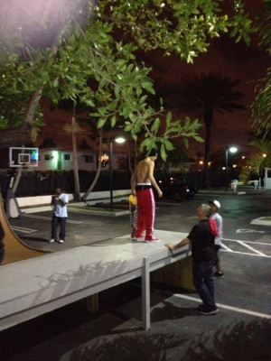 02.04 | Justin Bieber andando de skateem Miami