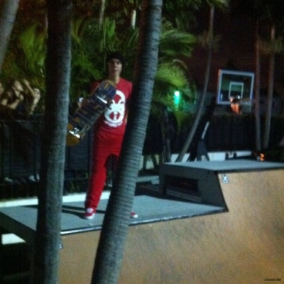 02.04 | Justin Bieber andando de skateem Miami