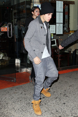 02.12 | Justin Bieber deixando restaurante em NY