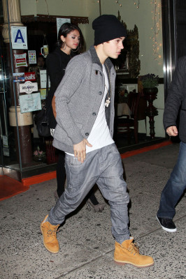 02.12 | Justin Bieber deixando restaurante em NY