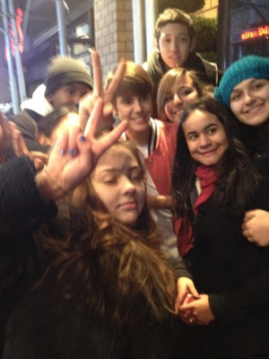 13.02 | Justin Bieber com fãs em Nova York
