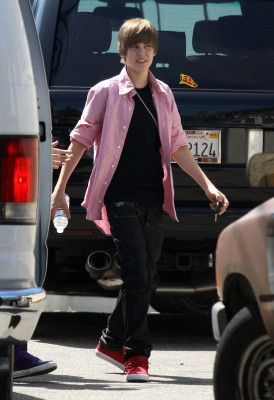 29.03 | Justin Bieber nos bastidores de "Eenie Meenie"