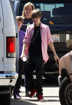 29.03 | Justin Bieber nos bastidores de "Eenie Meenie"