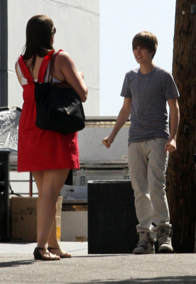 29.03 | Justin Bieber nos bastidores de "Eenie Meenie"