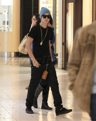 17.06 | Passenado em shopping em Beverly Hills