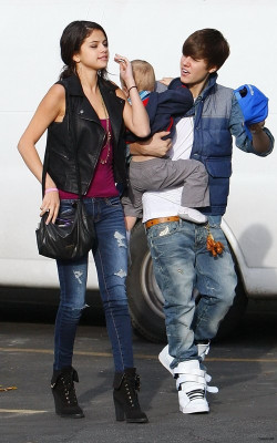 18.02 | Justin Bieber e Jaxon Bieber almoçam em restaurante japonês