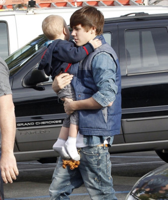 18.02 | Justin Bieber e Jaxon Bieber almoçam em restaurante japonês
