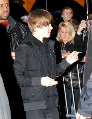 23.03 | Justin Bieber deixando os estúdios do David Letterman