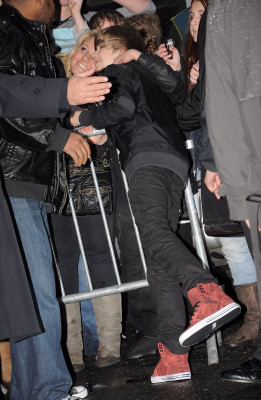 23.03 | Justin Bieber deixando os estúdios do David Letterman
