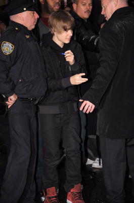 23.03 | Justin Bieber deixando os estúdios do David Letterman