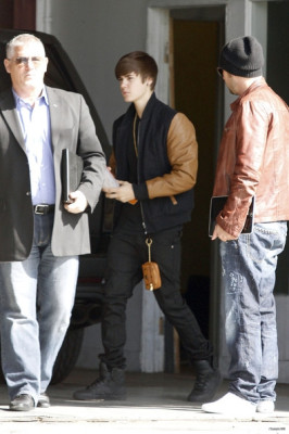 28.02 | Justin Bieber deixando estúdio em Los Angeles