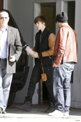 28.02 | Justin Bieber deixando estúdio em Los Angeles