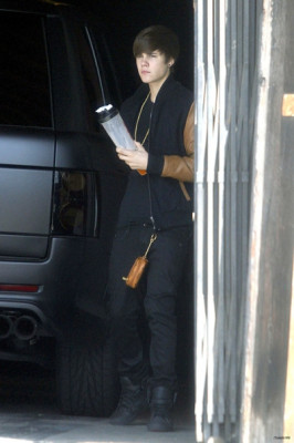 28.02 | Justin Bieber deixando estúdio em Los Angeles