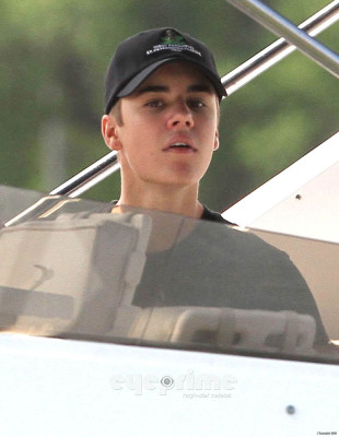 03.11 | Justin Bieber em um iate na Flórida