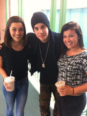 03.11 | Justin Bieber cumprimentando fãs em Petersburgo