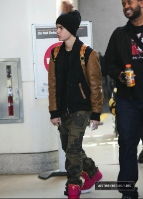 13.03 | Justin Bieber desembarcando no aeroporto LAX
