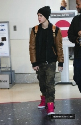 13.03 | Justin Bieber desembarcando no aeroporto LAX