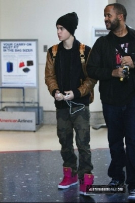 13.03 | Justin Bieber desembarcando no aeroporto LAX