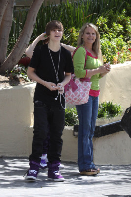 28.03 | Justin Bieber deixando seu hotel em Beverly Hills