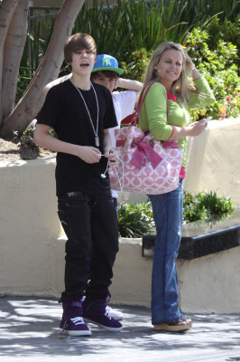 28.03 | Justin Bieber deixando seu hotel em Beverly Hills