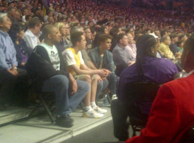17.04 | Justin Bieber no jogo dos Lakers em Los Angeles