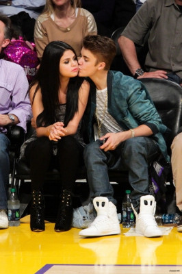 17.04 | Justin Bieber no jogo dos Lakers em Los Angeles