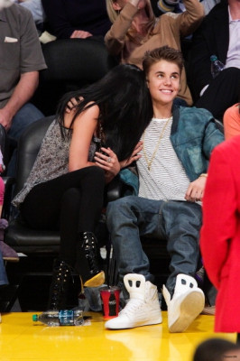 17.04 | Justin Bieber no jogo dos Lakers em Los Angeles