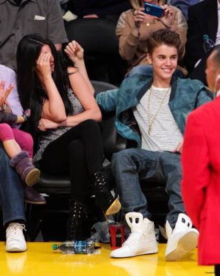 17.04 | Justin Bieber no jogo dos Lakers em Los Angeles