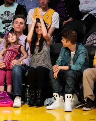 17.04 | Justin Bieber no jogo dos Lakers em Los Angeles