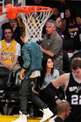 17.04 | Justin Bieber no jogo dos Lakers em Los Angeles