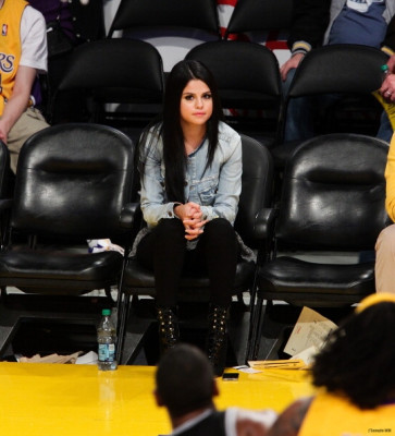 17.04 | Justin Bieber no jogo dos Lakers em Los Angeles