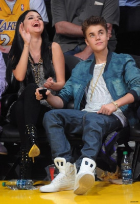 17.04 | Justin Bieber no jogo dos Lakers em Los Angeles
