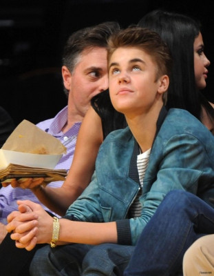 17.04 | Justin Bieber no jogo dos Lakers em Los Angeles