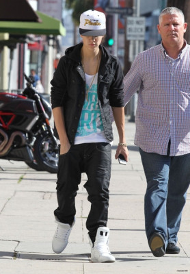 18.04 | Justin Bieber saindo de uma concessionária de motocicletas em West Hollywood, Califórnia