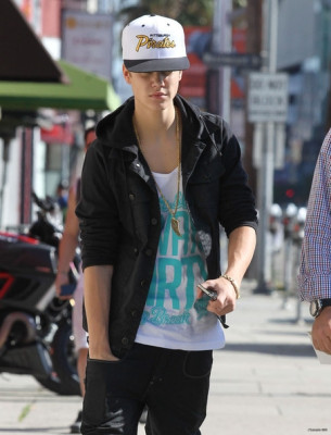 18.04 | Justin Bieber saindo de uma concessionária de motocicletas em West Hollywood, Califórnia
