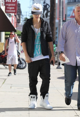 18.04 | Justin Bieber saindo de uma concessionária de motocicletas em West Hollywood, Califórnia