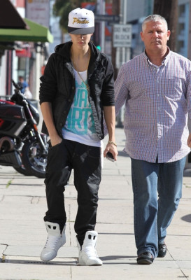 18.04 | Justin Bieber saindo de uma concessionária de motocicletas em West Hollywood, Califórnia