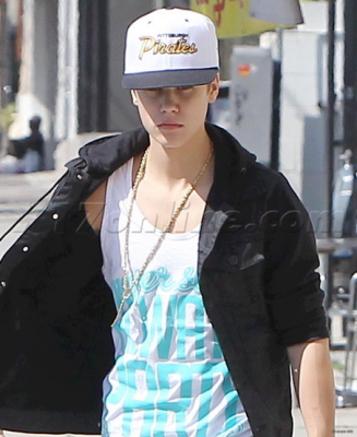 18.04 | Justin Bieber saindo de uma concessionária de motocicletas em West Hollywood, Califórnia