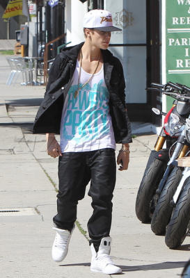 18.04 | Justin Bieber saindo de uma concessionária de motocicletas em West Hollywood, Califórnia