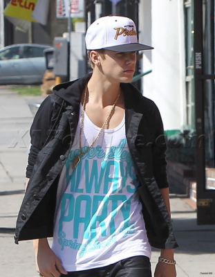 18.04 | Justin Bieber saindo de uma concessionária de motocicletas em West Hollywood, Califórnia